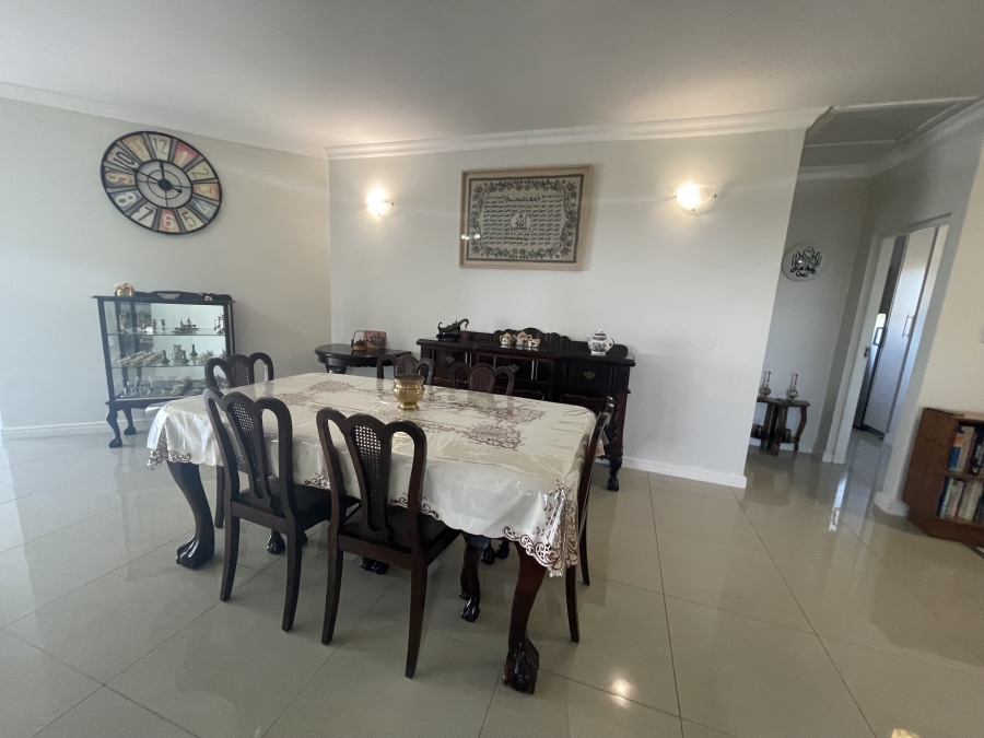 5 Bedroom Property for Sale in Cove Rock Eastern Cape